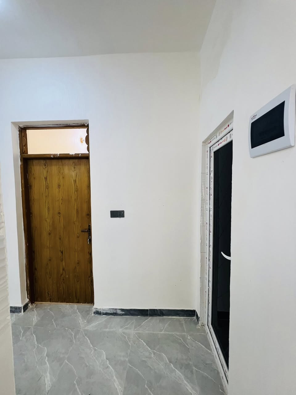 سلام 🙋‍♂️ عليكم  سعر مناسب جداً   ٣١  مع المجال
يقدم  عالم العقار دار جديد بسعر مغرب جدا دار متكامل بناء جديد كامل المواصفات والخدمات
وكهرباىيات 

#دار_مساحه_١٠٠_م 

طابو زراعي سند ٢٥ صرف دار جديد متكون غرفة وصالة ومجموعة صحيات ومطبخ  بخريطة متناغمة جدا
بناء جديد 

العنوان: النجف الاشرف_ #ملحق ميسان _خلف سكله الكرعاوي 

 السعر  ٣١💥💥💥
بناء ممتاز 
بناء ممتاز درجة اولى خريطة جميلةجدا وبناء ع وفق المود الحديث 
اي استفسار او اتصال يرجى التواصل عبر الارقام او المراسلة عبر الواتساب:
*********** 📞📞
***********📞📞
