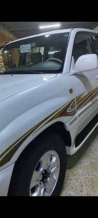 لاندكروز موديل 2006  كلش نظيفة بيهه قطعتين صبغ  باقي السيارة مكفول الس...