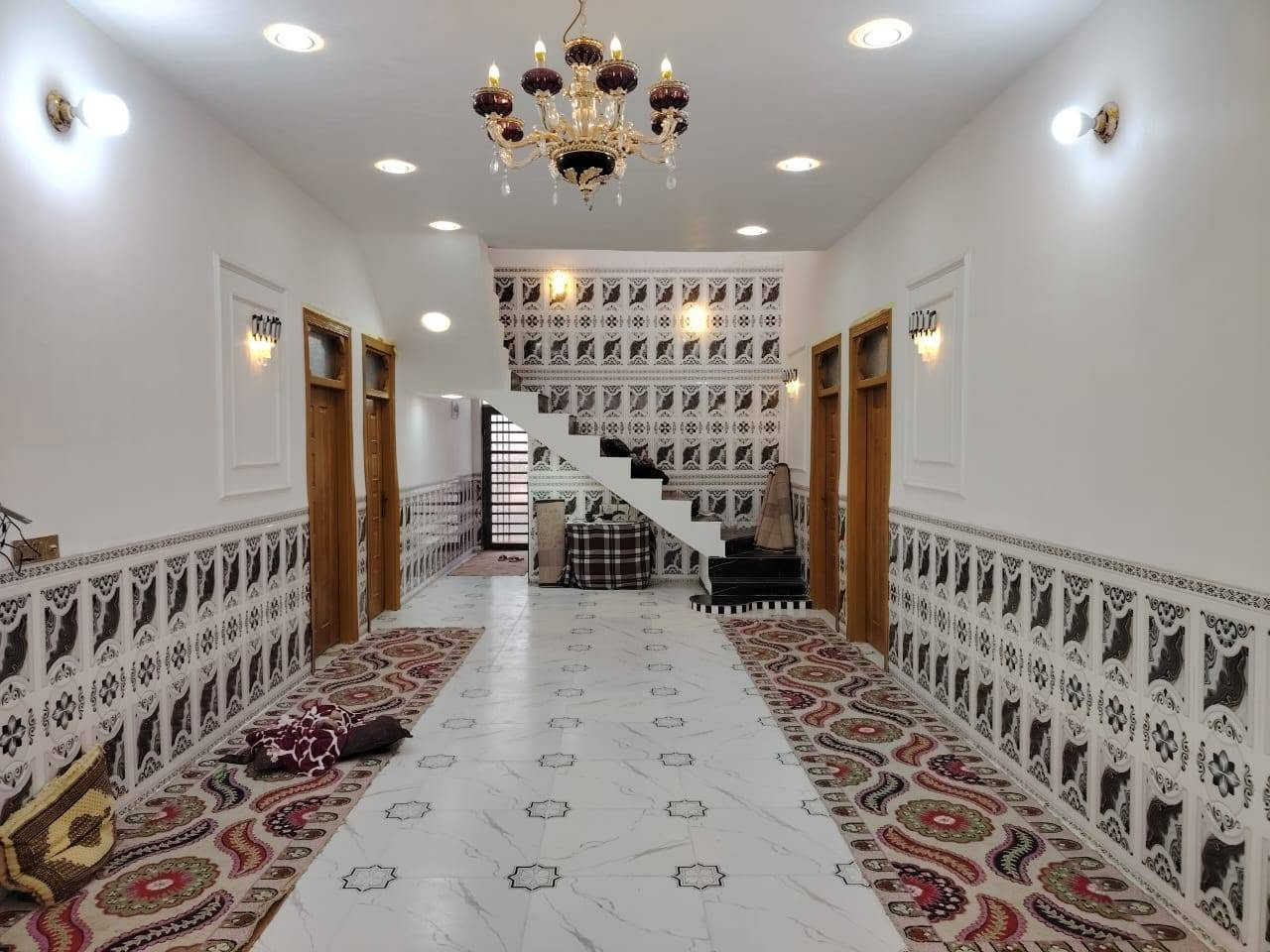 دار للبيع المساحه 1000متر البناء 350متر  واجه 17نزال60 قريبه على شارع العام  تصلح دار سكن او حسينيه وتبليط لباب البيت كافة الخدمات متوفره كهرباء ماء مولد خط ذهبي مدارس سوق يتكون من
4غرف نوم سويت  4x6
صاله12x5
ومطبخ حار وبار 7x6
استقبال12x5
مجموعه صحيات داخليه
مجموعه صحيات خارجيه
مساحه خلف البيت
وحديقه اماميه وكراج بناء ممتاز درجه اولئ طابوك نهروان صب كونكريت مركزي الاساس والسقف اقرار محكمه مباشر المكان النجف الاشرف شارع كربلاء نجف عامود151
السعر95 وبيه مجال
مشمول بطابو قرار320 مع اقرار وتنازل بل محكمه 
الاستفسار
        *********** ***********
