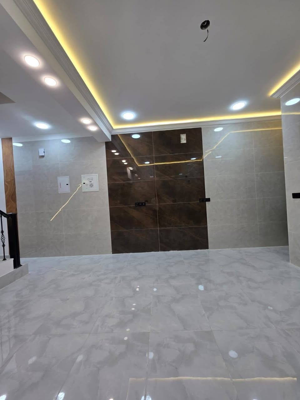 #الرافد للوساطة العقاريه 🏠🏡🏠للبيع للبيع
دار 100 للبيع  شارع 15 متر 

منطقة الجهاد / ديوان الأصيل مربع ذهبي 

واجهة ملكية / مدخلين 

يحتوي على ثلاث غرف نوم 

صالة ديكور سقف 

ومطبخ الواح بورسلاين 

وخدمات عدد 2

حمام غربي تعليك 

بناء 2026 درجه اولى المنزل بل كامل ديكوارت

السعر جدا مميز للاستفسار اكثر يرجى الاتصال او مراسله وات ساب 📞📞***********

نستقبل جميع العروض في مناطق الكرخ كافه
