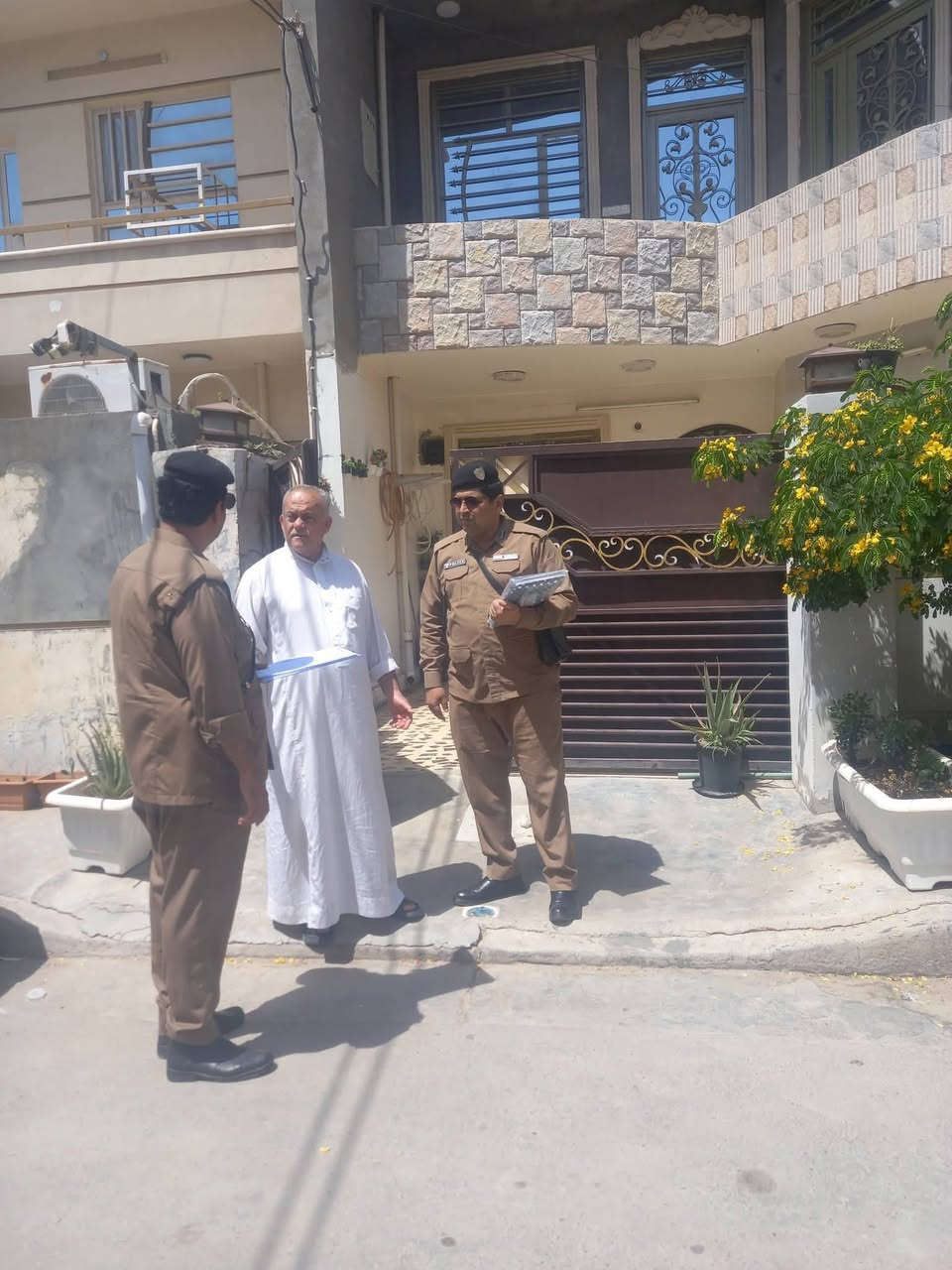 اقرأ المنشور جيدآ قبل لا اتعلق سلبي هذا لمصالحتك 
واذا مامقتنع بالمنشور لا اتعلق رجاءآ منشور للناس الواعية وهذا لمصالحتك. قبل لاياخذون سلاحك وتتعرض للمسائلة القانونية
سجل سلاحك واحصل على مستند حيازة داخل البيت مجاني من وزارة الداخلية 
منشور للفائدة 
سجل اسلاحك واحصل على مستند حيازة. داخل البيت. محد ياخذ سلاحك من يصير تفتيش. 
باشرت وزارة الداخلية. قيادة شرطة بغداد الرصافة. 
بسجيل الاسلحة المدنية للمواطنين. حيث كل شخص او دار له الحق باامتلاك قطعة سلاح مسجلة في وزارة الداخلية وتكون مسجلة بااسم الشخص يصدر له مستند حيازة. محد راح يكدر ياخذه منك اثناء التفتيش. يكون اسلاحك اصولي ومسجل بااسمك. لان في الايام القادمة سيكون تفتيش دقيق والي مامسجل سلاحة يتعرض للتبعات القانونية. وهذا الموضوع لفائدتكم سجل اسلاحك واخذ اجازة حيازة افضل ماينسحب منك 
علمآ ان التسجيل مجاني  للمواطنين للمعلومات مراسلة او الاتصال بالرقم *********** لغرض التسجيل 
وفقكم الله جميعآ
