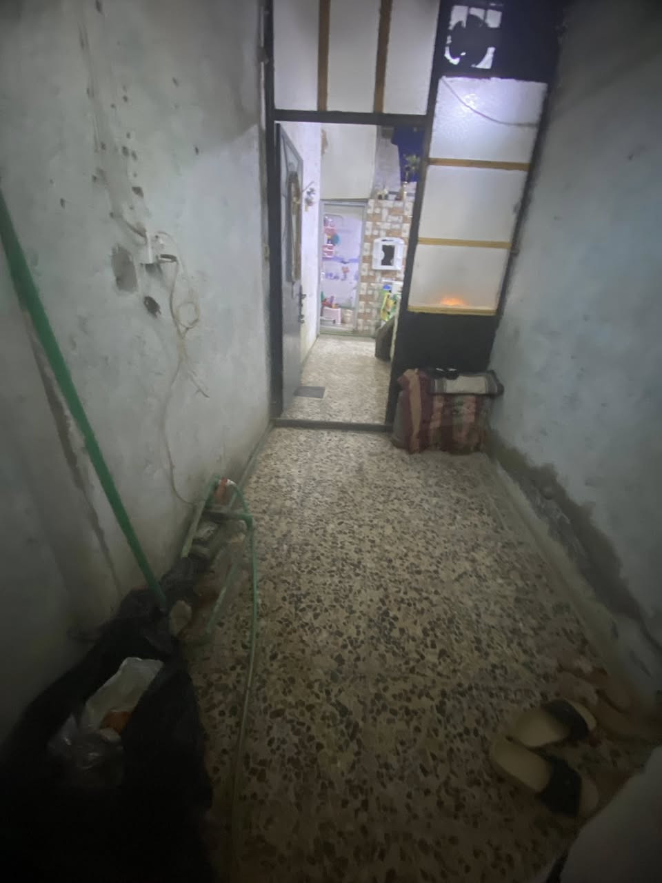 إسلام عليكم بيت مساحته 50متر في بغداد حي اور مقابل جامع بيت مجيسر يتكون ستقبال مطبخ غرف 2فوك وحده صغيره وحده جبيره حمام تواليت السعر 40 التصال بل رقم ***********
