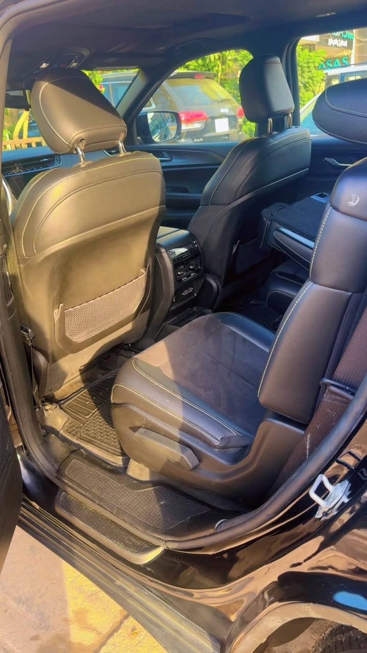 جيب كراند شيروكي بلاك توب .
الموديل : 2024 . (وارد امريكي) .
293hp . V6. 3.6L : المحرك
العداد : 8 الف ميل جديدة كلش ع وضع الشركة .
المواصفات :
* 7 راكب .
﻿﻿دفع رباعي 4x4 .
﻿﻿رادار امامي مع مانع تصادم .
﻿﻿تحذير الخروج عن المسار .
﻿﻿تحذير النقطة عمياء .
نظام تحذير عند التقاطعات.
* شاحن موبايل وايرلس.
* ويل قياس 20 انج .
* فتحة سقف .
* لوحة القيادة بقياس 12 أنج.
* كير شفتر بالستيرن .
* كاميرا خلفية.
*شاشة متوسطة 8.1 أنج
* المصابيح الأمامية زنون .
* كشافات الضباب زنون،
* دخول ذكي.
الصندوق الخلفي كهربائي .
﻿﻿فرش المقصورة الداخلية من الجلد والشاموا .
﻿﻿مقعد السائق كهربائي .
﻿﻿المقاعد الأمامية تدفئة .
﻿﻿حساسات خلفية .
﻿﻿دوسات جانبية .
﻿﻿مكيف خلفي .
﻿﻿تدفئة مقود القيادة .
﻿﻿مانع تصادم خلفي .
﻿﻿بلوتوث تلفون .
الضرر: حادث كلش خفيف (سطحي)ربع جاملغ خلفي وربع الباب الخلفي 
السعر 34
⭕️ مكاني بغداد / السيدية
دخول جديد 
***********
