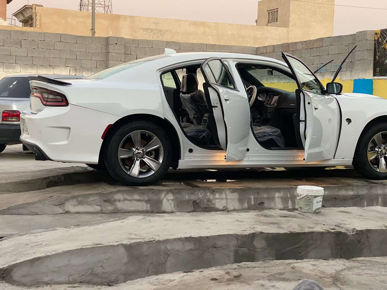 السلام عليكم دوج جارجر 2023 ماشي٣٤ الف مايل موصفات SXT محرك 3600cc شاشا جبيره كشن كهرباء وتدفئه حساس وكامره خلفيه تشغيل عن بعد حادث السياره امامي مبدل  جاملغ وبنيد رقم السياره ربيل جديد وهزه جديده مكانها ميسان
 الأتصال ملاحظه ***********( الشاصي تعديل وصبغ
