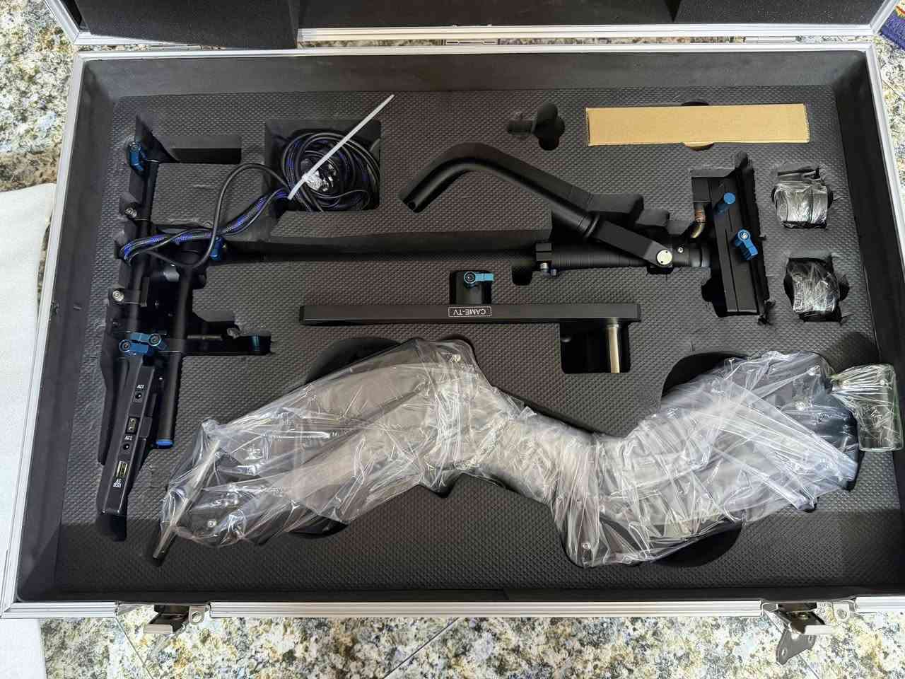 � للبيع | Steadicam احترافي CAME-TV –
💎جديد 🎥 غير مستخدم 

استديكام احترافي كامل (Vest + Arm + Sled)
مناسب للتصوير السينمائي، الوثائقي، الأعراس، والبرامج التلفزيونية.

🔹 المواصفات:

 • الماركة: CAME-TV
 • يتحمل كاميرات احترافية
 • توازن عالي وثبات ممتاز
 • استخدام خفيف وحالة ممتازة
 • بدون أعطال – جاهز للعمل مباشرة

🔹 المحتويات:
✔️ فيست (Vest)
✔️ ذراع الاستديكام (Arm)
✔️ السلايدر/العامود (Sled)
✔️ شنطة ألمنيوم أصلية للحفظ والنقل

💰 السعر:
5,000,000 دينار عراقي (قابل للتفاوض للجاد)

📍 المكان: العراق 
📞 للتواصل: خاص / واتساب ***********

