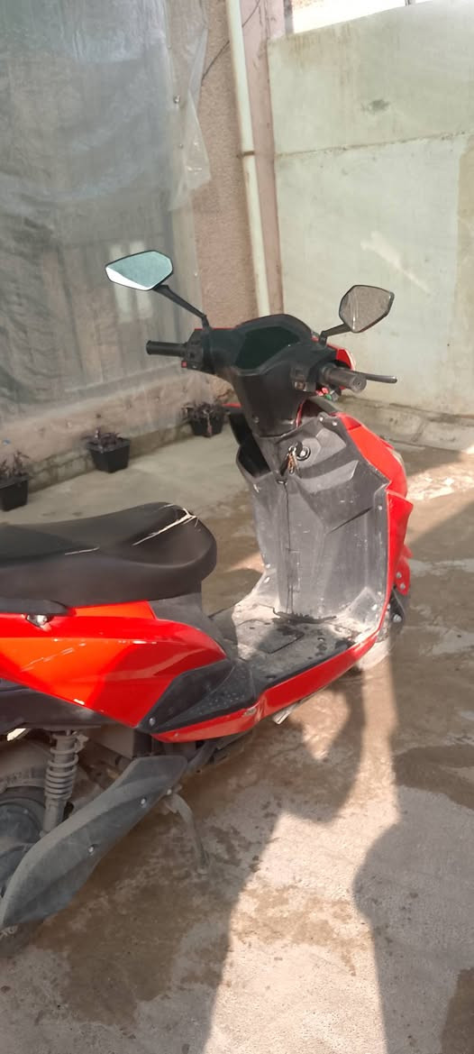 📍 دراجة شحن كهربائية – شكل سكنس (للبيع)
🔹 المحرك: 1000 واط – قياس 10 بوصات
🔹 البطارية: 60V 20Ah
  (5 بطاريات × 12V 20Ah)
🔹 مدة الشحن: من 6 إلى 8 ساعات
🔹 المدى: 50–60 كم لكل شحنة
🔹 السرعة القصوى: 50 كم/ساعة
🔹 الشاحن: مرفق مع الدراجة
✨ المواصفات الإضافية:
✔ إضاءة LED
✔ شاشة LED ذكية
✔ منفذ USB لشحن الهاتف
الدراجه كدام عينكم نضيفه بس الدرع بيه بعض الضربات لا اكثر 
💰 السعر: خاص
📍العنوان : الموصل 
📞 للتواصل:
***********
(اتصال أو واتساب متوفر)
