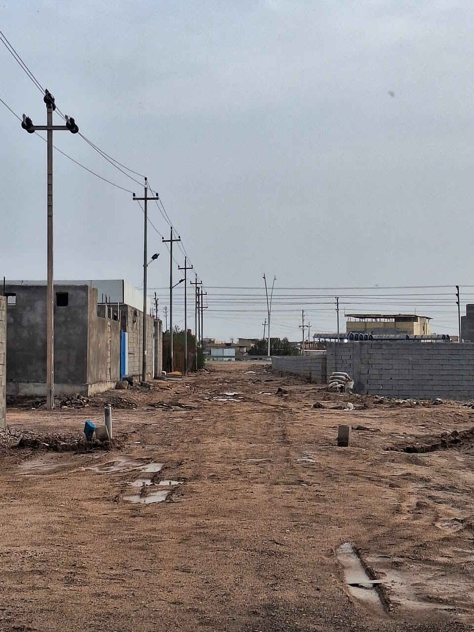 البيت ٢٠٠ متر يبعد عن شارع العام ٧٠ متر عن نهر الروائي ٩٠ متر عرض الشارع ١٠ متر البيت غرفتين صاله دوانيه مطبخ صحيات حديقه طابق واحد هيكل زراعي بسم اسعد العيداني المحافض عدي نسخه من طابو وعدي وكاله.ع شارع الشلامجه اتصل ع راعيه اني مكلف بلنشر *********** 📞
