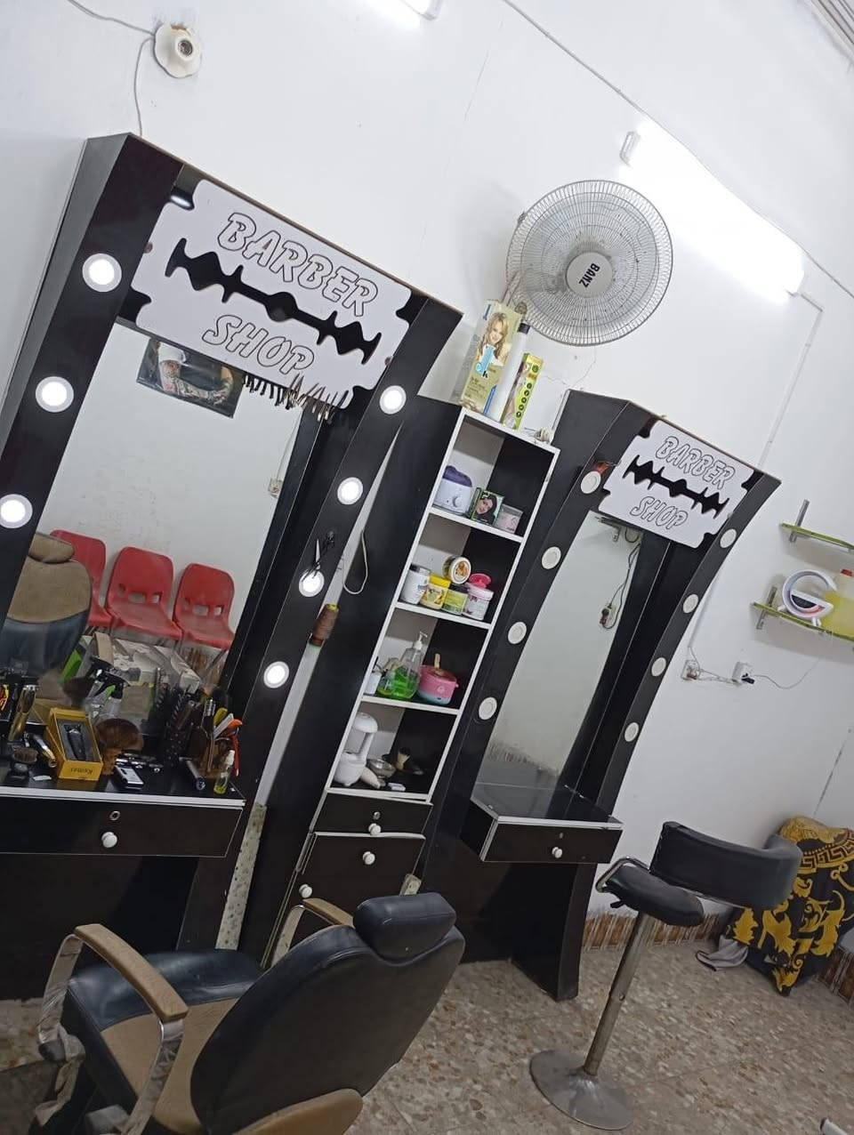 محل حلاقه كامل للبيع (فقط غراض)
للاستفسار الاتصال او واتساب( ***********)
