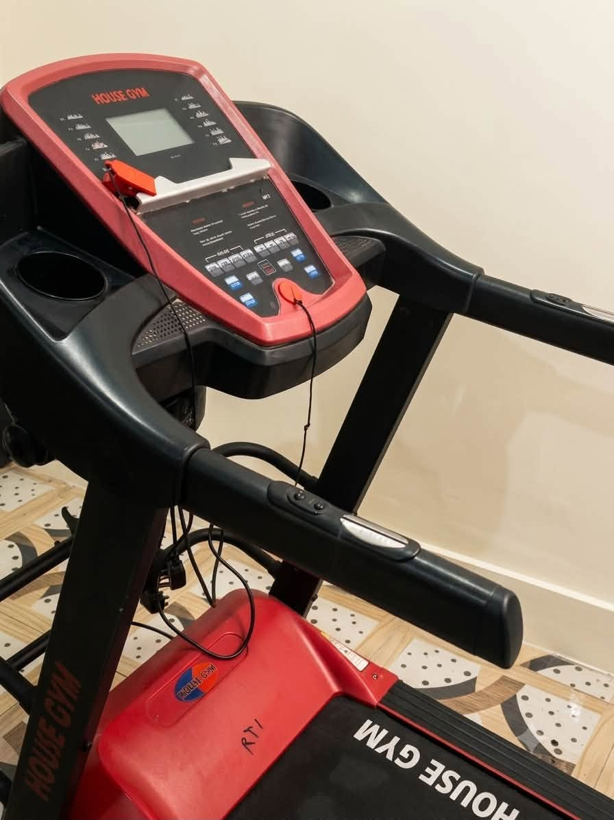 جهاز جري ماطورين ماطور جري وماطور رجاج بطن ماركة هاوس جيم معروف يحمل 120KG وسرعه 14.0عاليه وبي رجاج بطن وشناو بطن وبي شاشه تعد وقت سعرات حراريه قياس نبضات القلب مسافه مقطوعه وبي اواكس بلوتوث بي مفتاح امان ويا
 جهاز يطبك ومياخذ مساحه سعره 280 الف
***********
