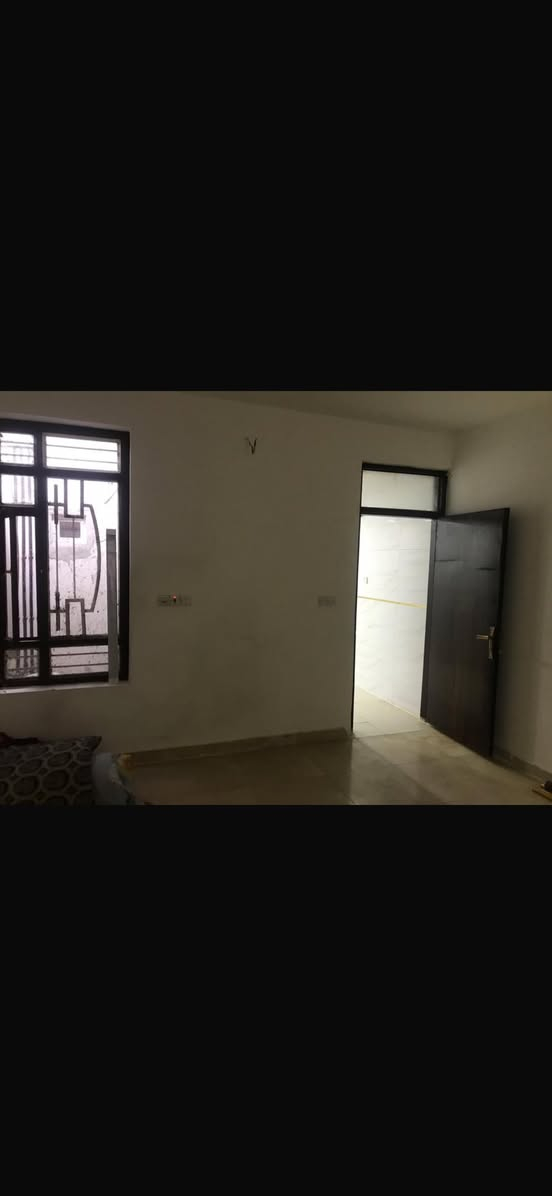 السلام عليكم 
شقه للاايجار ارضيه
زيونه محله 710 شارع مدرسة الجواهري الرئيسي 
غرفه وصاله ومطبخ ومناورعدد2 وصحيات 
***********
