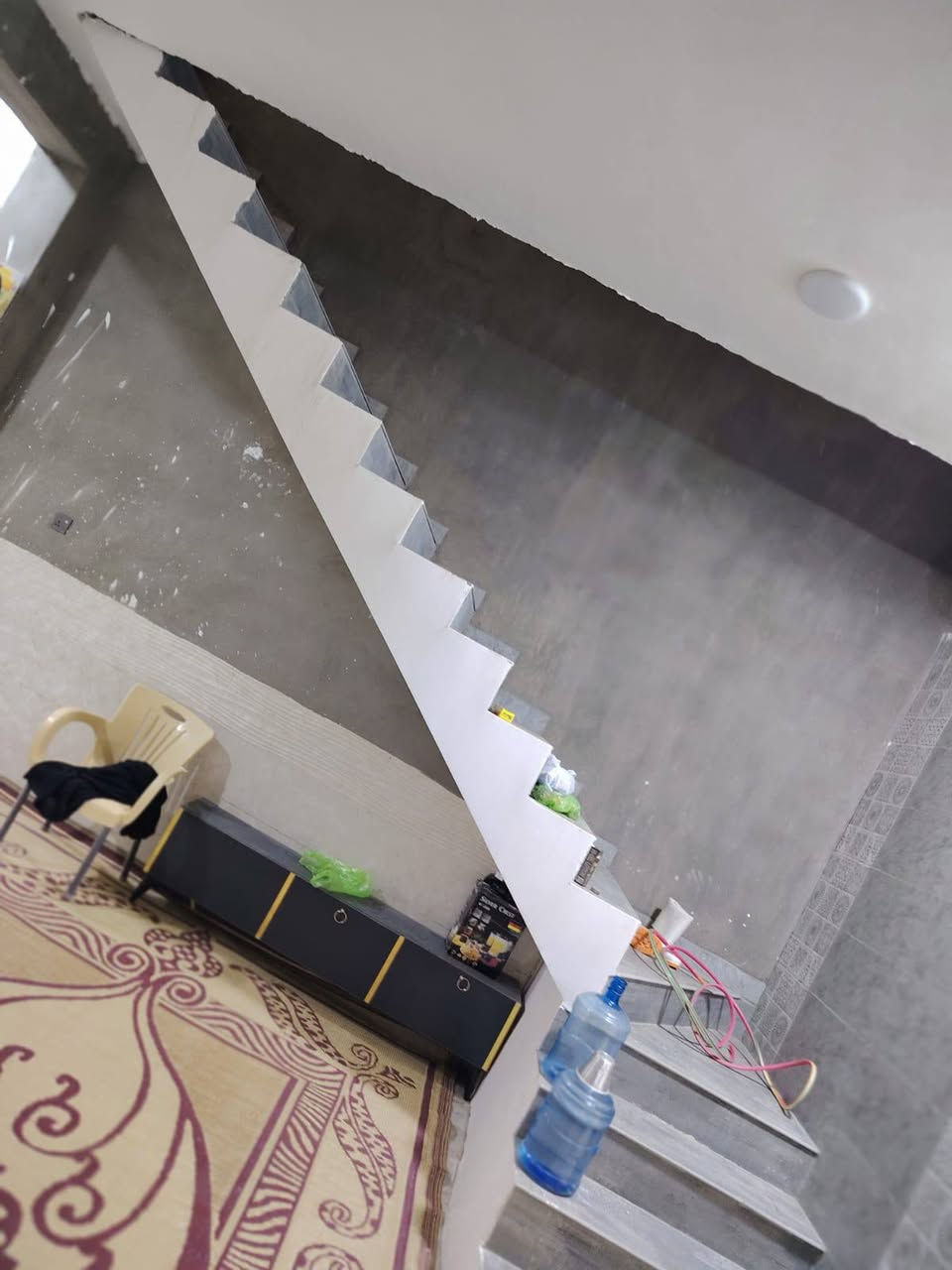 دار 200متر 100طابو صرف و100زراعي مساحة البيت كله 200متر بناء جديد حديث كامل غرفتين صاله ستقبال مطبخ حديقه كامل مجاري شارع مقرنص شارع 12متر مسافة عن الشارع العام 70متر شارع المعمل قرب دور معمل باتا للاستفسار ***********
