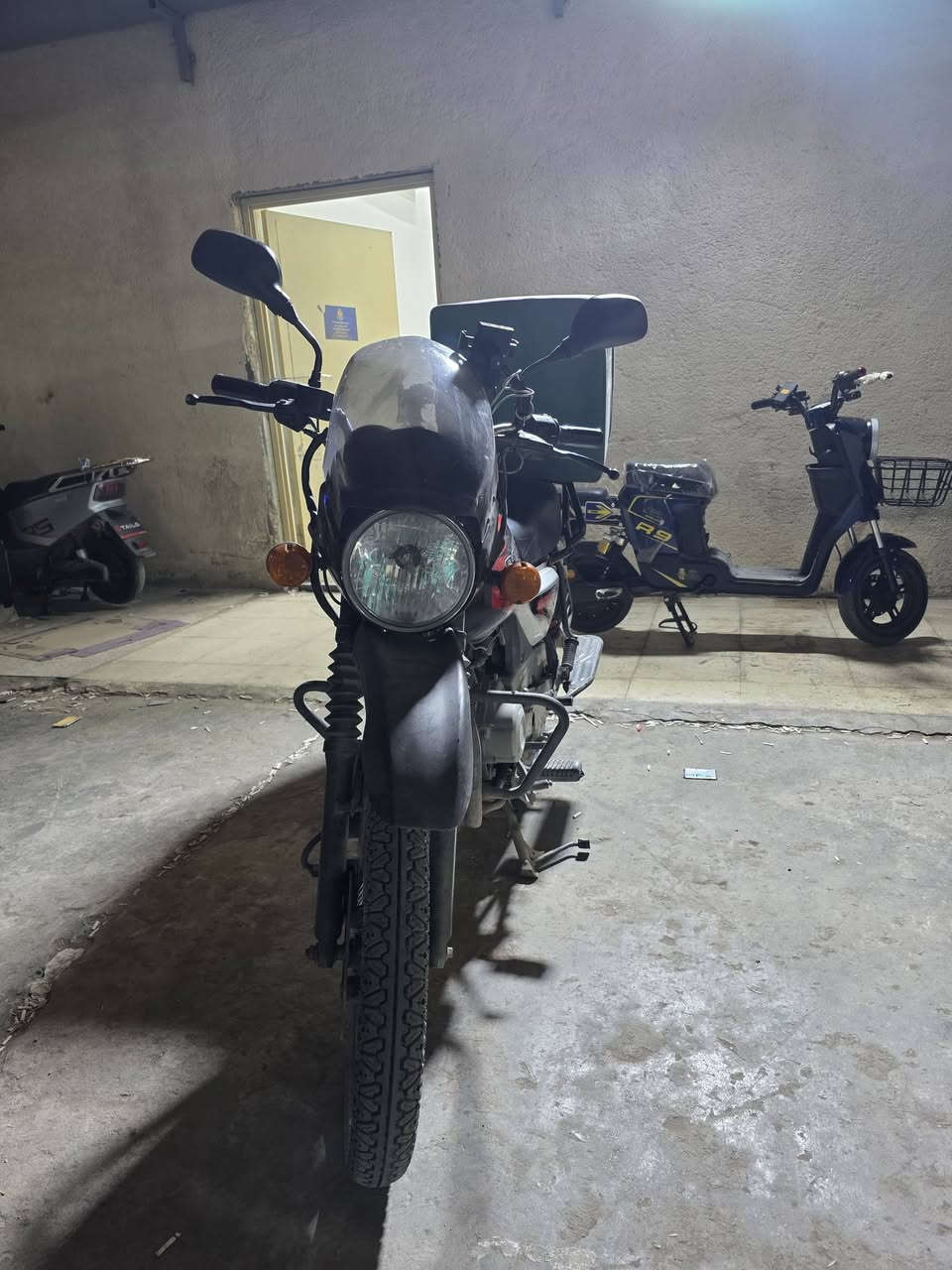 السلام عليكم دراجة بوكسر بدون اوراق مكفولة سرقة قانون وعشاير المكينه خير من الله مكاني بغداد رايدها ب٩٥٠ الدراجة خير من الله 
*********** واتساب موجود
