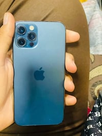 ايفون 12 بطارية 84  سعره 175 بيه مجال حك جيه ما متواجد خاص خابرني وتأم...