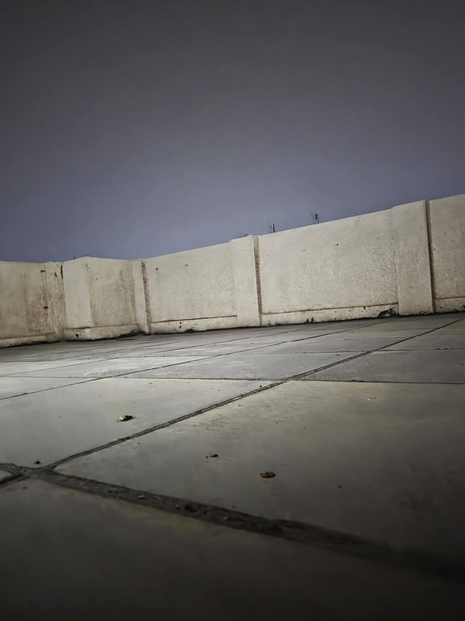 #للايجار_بدون_دلالية_السيديه_مربع_ال٤٠٠
دار للايجار (بدون دلاليه) في السيدية مربع ال٤٠٠ يتكون من ٣ طوابق
الطابق الاول(صاله ٤ * ٥ م و مطبخ وحمام)
الطابق الثاني ( ٢ غرف نوم (٤*٥ و ٤*٣) و حمام)
الطابق الثالث (بيتونه وسطح)
مع سخان وتانكي ماء ومروحه سقفيه عدد ٢
للاستفسار الاتصال ***********
