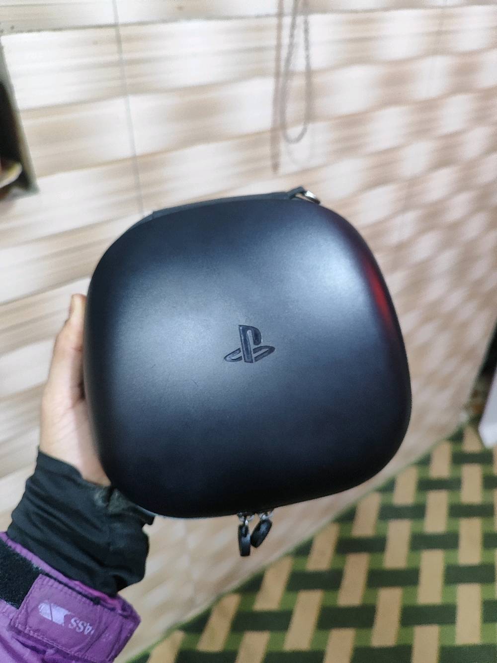 يد تحكم بلي 5 احترافية 
استعمال قليل ونضيفة كلش وحالة ممتازة بدون اي خلل 
الملحقات: 
الكارتونة 
كيبل شحن 
شفتات 
حافظة اليد

العنوان بغداد/البياع