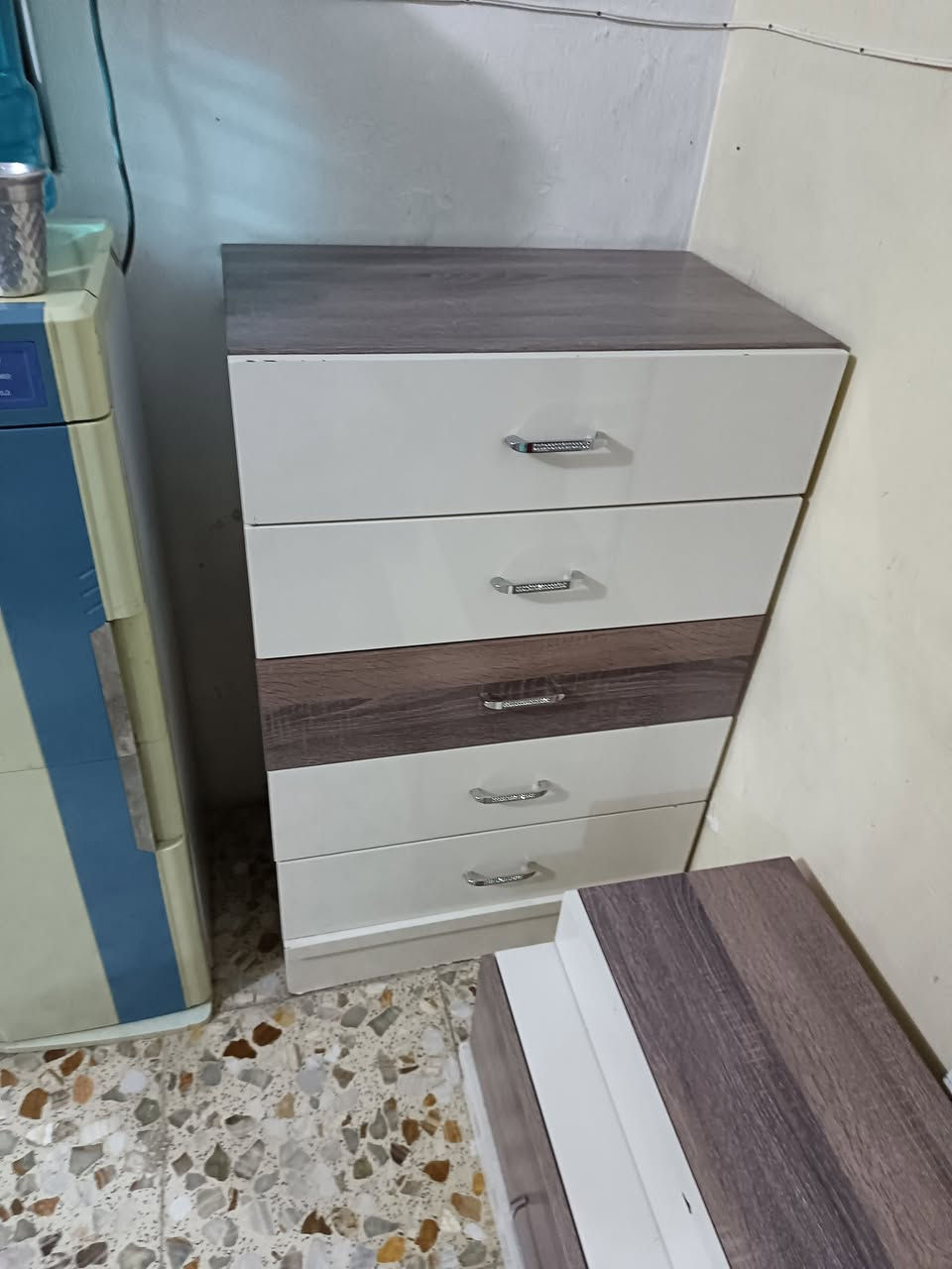 سلام عليكم
غرفة نوم للبيع ٧ قطع ميز تواليت بيبان سلايت جرباية بيها نشرة كهربائية ام المخزن بيها جك ميوزة الجرباية اربعه جرارات نضافة ٩٠٪ *********** بغداد الامين الثانية
