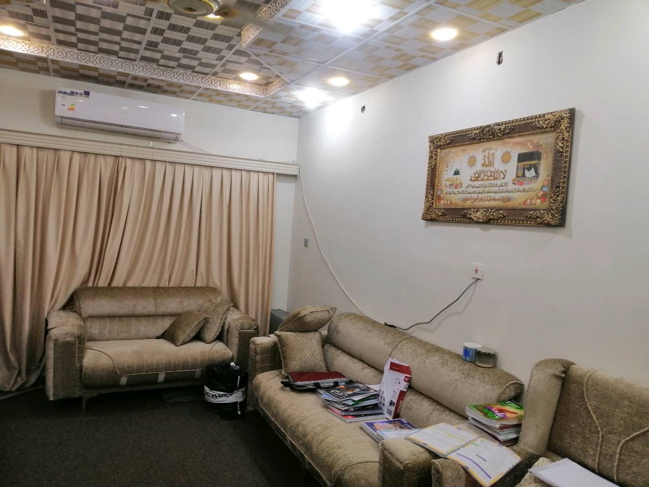 بيت للبيع في حي المهندسين المربع الذهبي ثاني فرع عن شارع الزبير البيت ٣ غرف منام واستقبال و ديوانية وحمام عدد ٢ داخلي و ١ خارجي مساحة البيت ١٦٠م والسعر المطلوب 300 قابل للتفاوض للاتصال ***********