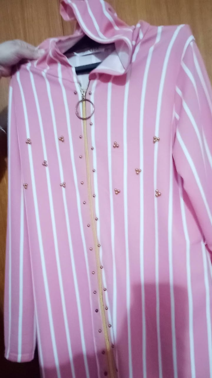 قفطان "Mosa" الراقي.. أناقة مغربية بلمسة عصرية! 🇲🇦✨
لعشاق التميز، أعرض لكم جلابية (قفطان) من ماركة Mosa الشهيرة، جديدة تماماً وغير مستعملة. قطعة تجمع بين الراحة والفخامة، مثالية للطلعات الصيفية أو المناسبات العائلية.
التصميم: جلابية مخططة مع كبوس (هوديت) أنيق يضفي لمسة شبابية ومميزة.
القياس: مكتوب عليها XXL، لكنها تناسب فعلياً قياس XL (42/44) لضمان إطلالة مرتبة.
الطول: مصممة لتناسب طول 170 سم

تصويري الخاص ❤️سعر 25 الف وبي مجال 
لتريده تتفضل خاص ماعندي بس قطعه وحده


**إذا كنت صاحب هذا الإعلان وتريد حذفه لأي سبب، رجاءا أرسل رسالة إلى الدعم الفني**