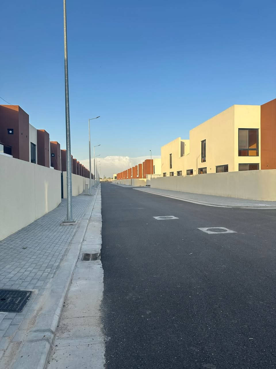 🏠 للبيع بيت سكني - بيع مستعجل
بيت مجمع داماك السكني التابع للهيئة الوطنية للاستثمار
 
 جاهز للسكن في شارع مطار بغداد ..
يتكون من غرف  3 واسعة  
وصالة واستقبال  ومخزن 
وحديقة أمامية.

📏 المساحة: [200 متر]
📞 للاستفسار : ***********
