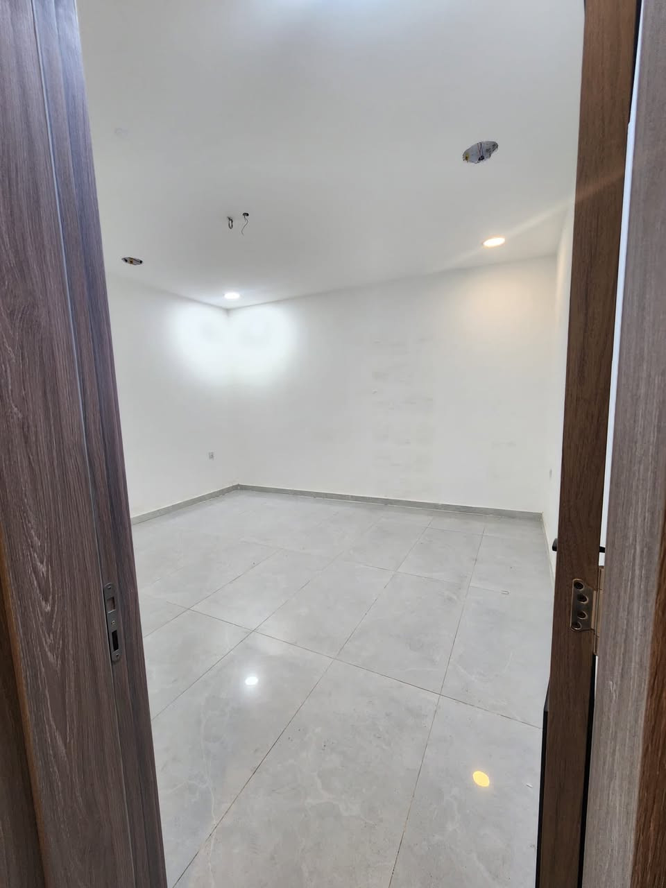 شقه بناء حديث طابق ارضي للايجار في العامرية
مساحتها 120 متر طابق ارضي غرفتين نوم وحمام ومطخ وصاله

موقعها مميز شارع العمل الشعبي بفرع مرطبات الفقمة

سعر الايجار 850 الف

للاتصال ***********
