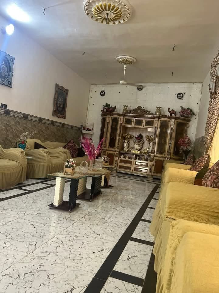 دار طابو صرف المساحه 275  واقع حال 300 تحويل مباشر بأسمك بعد الشراء 
البناء طابوق والسقف عكاده طابقين 
4 غرف نوم 🛌 
يحتوي الدار على : 🏠
___________________________________
الطابق الاول 
ستقبال10/5
صاله 11/6
غرفه نوم6/5
مطبخ 5/4
صحياة خارييه 
طارمه خارجيه 
___________________________________

الطابق الثاني 
3غرف نوم 
صاله 7/6
2بيتونه
الموقع : شارع ربيانه : بلقرب من سيد حبيب او بلقرب من معهـد استاذ خالد الجديد 
السعر 165 مليون وقابل للتفاوض  
___________________________________
الاستفسار اكثر مراجعه 
مكتب عقارات محمد كامل العويسي  
عنوان المكتب 🏡 قنطره ربيانه / شارع المواكب مقابل قرطاسيه القمر 
اداره المكتب :
***********  
*********** واتساب ☎️
