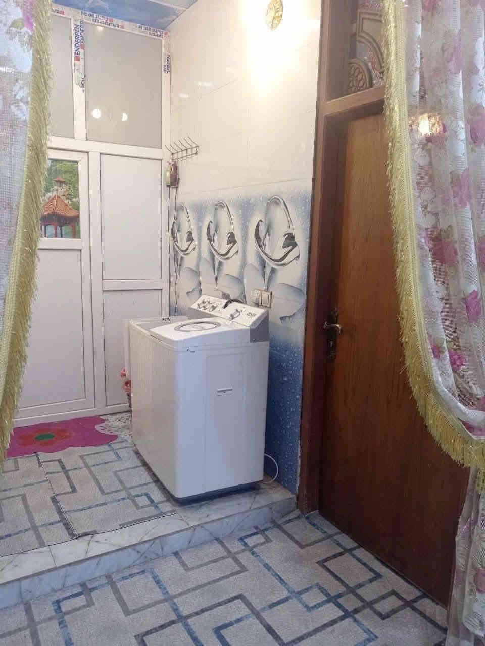 السلام عليكم..
دار للبيع .مكان مميز جدا 
النوع // طابو زراعي سند 25 
المساحة // 285م
الواجهه //13/5م
البناء // طابوق جمهوري 
السقف صب كونكريت بإشراف وتنفيذ مهندس مدني 
التفاصيل : طابقين
الطابق الاول يتكون من
غرفة عدد 2  6*4الثانيه 6*8
استقبال 9*4
صالة 10*4
مطبخ 6*4
صحيات داخلية .
صحيات خارجية .
ممر ات خلفي طارمه
الطابق الثاني 
غرفة نوم عدد 2
6*4+8*4
السطح اشتايكر كامل
السعر //١٤٥ وبيه مجال
الموقع ** بابل المدحتيه 
مقابيل وعد الكصاب عبر القنطره شارع صب مجاري خارجيه
بناء حديث درجه اولى 
عرض الشارع 6م الامامي
للاستفسار اكثر يرجى زيارة مكتب دلالية وائل الهندي الواقع شارع الستين قرب سلوان ابو الكاشي مقابل فرع علي قماره
 او الاتصال على الرقم ***********
***********ابو علي
للإعلان والترويج عن عقاراتكم يرجى مراسلة الصفح
