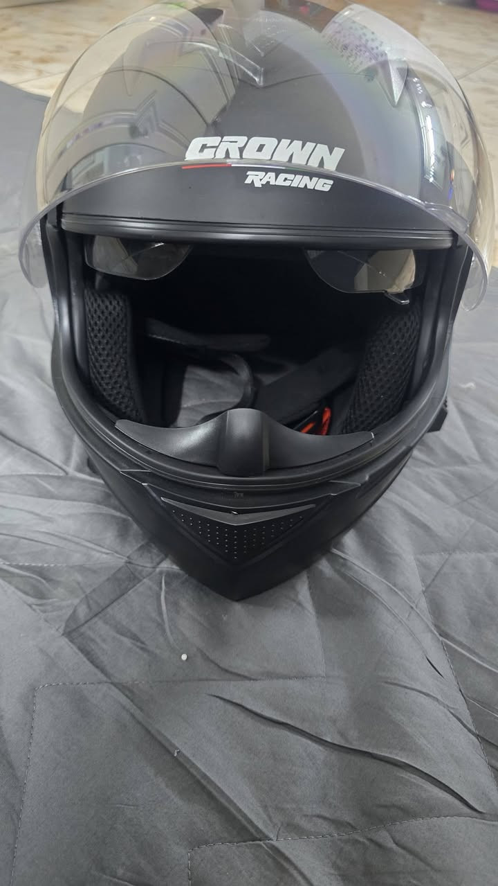 سلام عليكم خوذة بالة مع جهاز بلوتوث فج قلاب 3 حركات + نضارة شمسية بها بلاد سعر 70 .....رقم ***********
