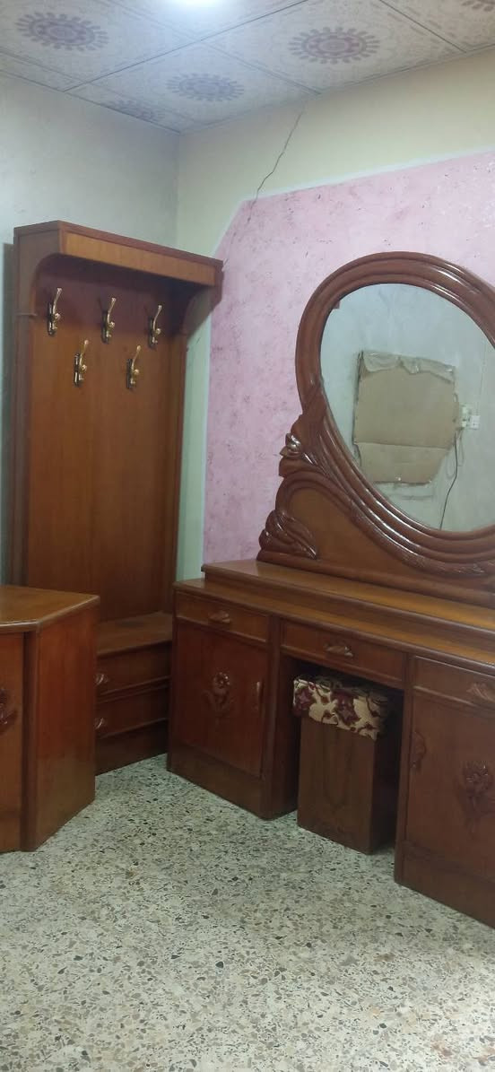 سلام عليكم غرفة نوم نجارة نظيفة للبيع السعر مليون قفل
سرير طفل عدد اربعة السعر ٦٠  الف للسرير الواحد
 كامل مع الدوشك والبطانية ٧٠ الف للاستفسار الاتصال  ***********
