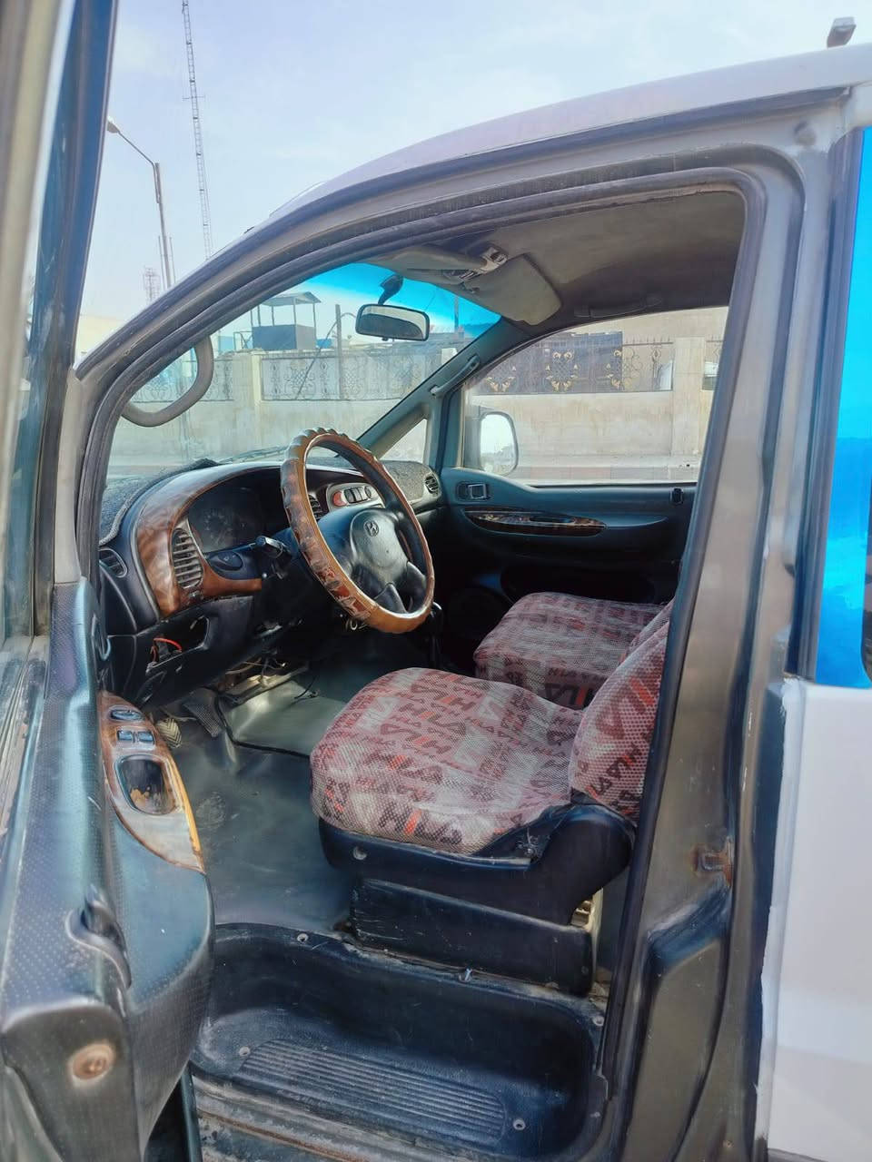 السلام عليكم
ستاركس موديل 2000 رقم ديالى خصوصي انكليزي 8 راكب 
محرك عادي مكفول لا تبخير ولا تنقيص
كير عادي اكسل خير من الله 
شواصي واحد بلادي والثاني معمر
مكفوله من الضربه 
مصبوغه قرار مرور
تبريد شغال وخير من الله 
كهربائيات كلها شغاله 
جاهزه من كلشي 
السعر
 ***********
***********
