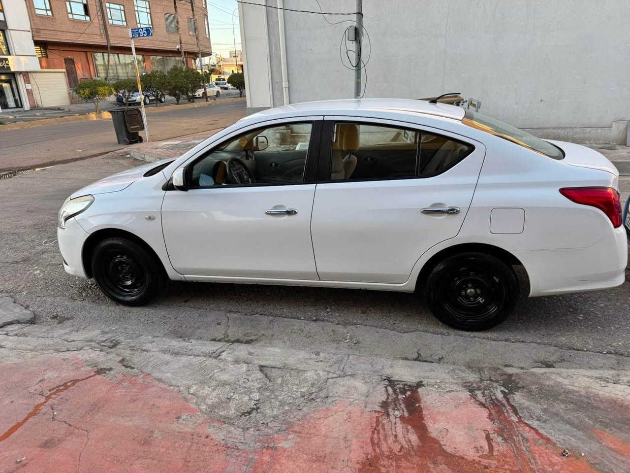 Nissan sunny 2016 
٦٥هەزار رویشتوە لە دوجێگا ساردە کوتی هە یە ئەویش کەمە بە س سیارەکی تابلێ پاک ماوەتەوە مالی دۆستە بۆ پەیوندی *********** أربيل, العراق
