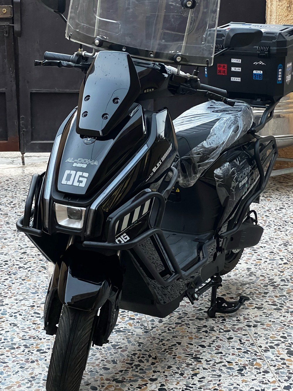  دراجه كهرباء (شحن) 
ملف 3000
بطاريه ليثيوم 
بعدها بالضمان 
الشكل دور جوز تلكه نفسه 
نظافه 
مشتني 70 كيلو و ما طفت و اكثر من مره عن تجربه يعني 
محتاج افلوسها تريد تسأل اي سؤال يخصها اني حاضر تجي تشوف و تتاكد هم و ابحث عن هيج مواصفات و ابحث عن الملف حاطلك صوره للشركه مالته 