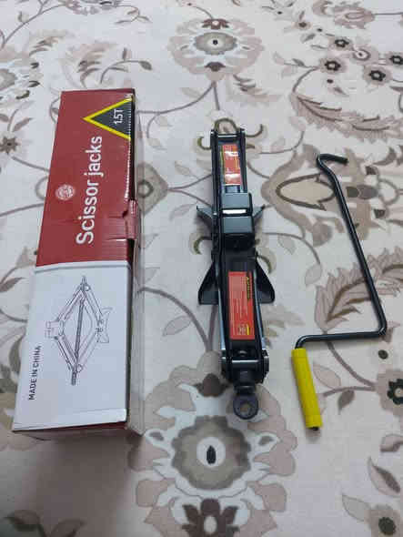 جك سيارة جديد بالكارتون 
1.5 طن 
السعر 15 الف شامل اجور التوصيل 
مكاني بغداد مشتل حي المعلمين 
***********
