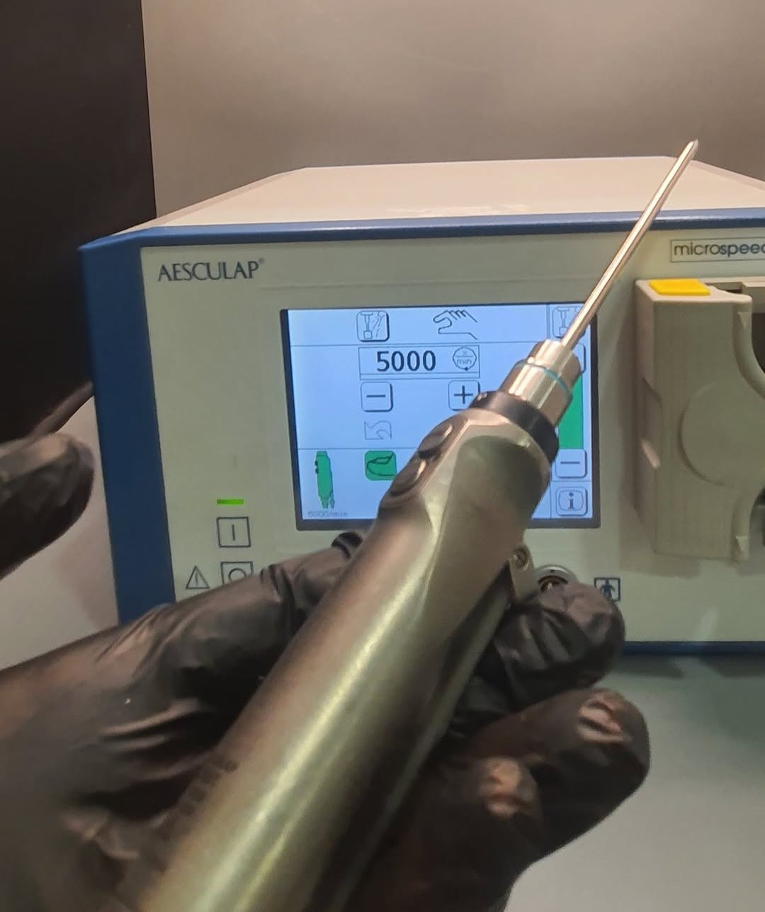 جهاز شيفر Arthroscopy متكامل
Asunm Medical
نقدم لكم جهاز شيفر عالي الجودة من شركة Aesculap الألمانية، مصمم لأعلى دقة في عمليات المفاصل.
 Model: Microspeed Uni
 Brand: Aesculap
ميزات جهاز Aesculap Microspeed Uni
 تصميم خفيف ومريح (حوالي 275 غرام)
 سرعة عالية وتحكم دقيق حتى 5000 RPM (شيفر) و 8000 RPM (بور)
 أوضاع تشغيل متعددة: Forward / Reverse / Oscillation
 نظام ذكي للتعرف على البليد تلقائياً
 تحكم بالشفط لتحسين الرؤية أثناء العملية
 إمكانية ضبط السرعة والتسارع حسب حاجة الجراح
 دقة عالية في القطع وأداء ثابت
 نظام أمان عالي لحماية البليد
 يعمل مع Foot Switch لسهولة التحكم
 مناسب لجميع عمليات Arthroscopy (الركبة، الكتف، الورك…)
أداء قوي وثبات عالي أثناء العمل
مناسب لعمليات Arthroscopy
 الملحقات:
6 بليدات Reusable عالية الجودة
Foot Switch للتحكم السهل أثناء العملية
 الحالة: مفحوص وجاهز للعمل
 الضمان: 6 أشهر
 خدمة صيانة متوفرة لجميع المحافضات 
التجهيز مباشر، 
http://wa.me/9647518646477

 WhatsApp

http://wa.me/964774093563

#asunmmedical


**إذا كنت صاحب هذا الإعلان وتريد حذفه لأي سبب، رجاءا أرسل رسالة إلى الدعم الفني**