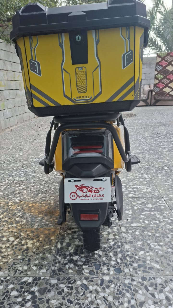 تشغيل على تطبيق الهاتف
مثبت سرعة
رجوع خلفي(بك)
إشارة رباعية
ام بي ثري
بطارية عدد ستة 32 امبير 
صندوك حجم كبير 62 لتر 
محرك نحاس 2000 واط
بريكات امامي وخلفي دسك رياضي 
درع حديد على داير الدراجة
سرعة الدراجة 140
سعرة الدراجة قفل 800 الف
سعر الجديدة تقريبا مليون و 200
فقط الشراي يتصل اول يراسل واتساب
*********** 
بكاني البصره الشعيبة
