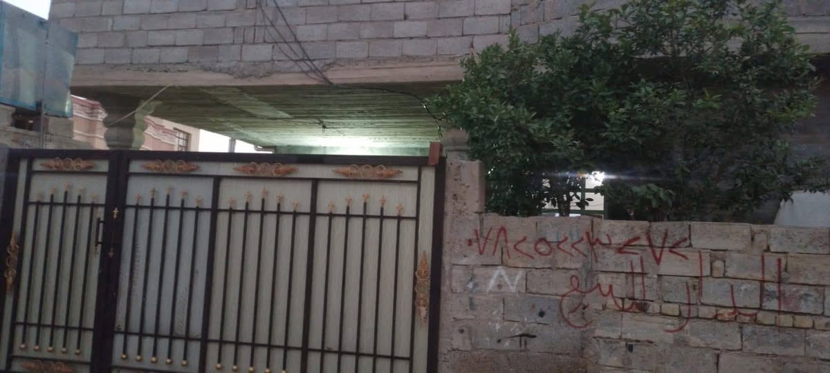 السلام عليكم بيت بالصقلاويه طابو زراعي نهاية شارع الحلاقين المساحه 225 طابقين بناء بلوك استقبال وهول وغرفتين ومطبخ وحمام والطابق الثاني غرفه وصاله وحمام الارضيه صبه ناعمه البيت ركن شارع 8متر السعر 65مليون للاستفسار الاتصال ***********وتساب
