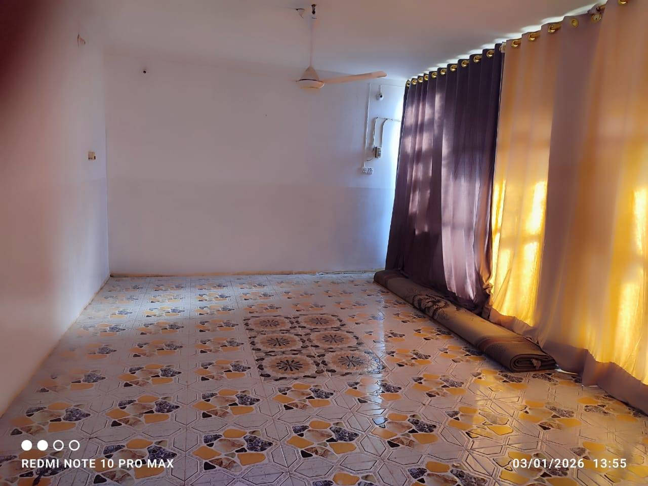 دار سكني #للبيع 
موقعه #شارع_سالم_الجمهوري 
قرب مدارس الرساله الاهليه 
المساحة 243.5 متر
البيت طابقين
عكاده 
 يحتوي على اربع غرف نوم
استقبال كبير 
مطبخ كبير 
صاله كبيره 
مجموعتين صحيات داخلية وخارجيه
عرض الشارع الشارع 30 متر
البيت اعلى من الشارع 
سقيفة كراج ومحجر للحديقة

#للاستفسار_اكثر_*********** 
أو مراجعه مكتب السند للعقار الكائن في الجزائر شارع المطاعم مقابل مدارس التفوق الاهليه
