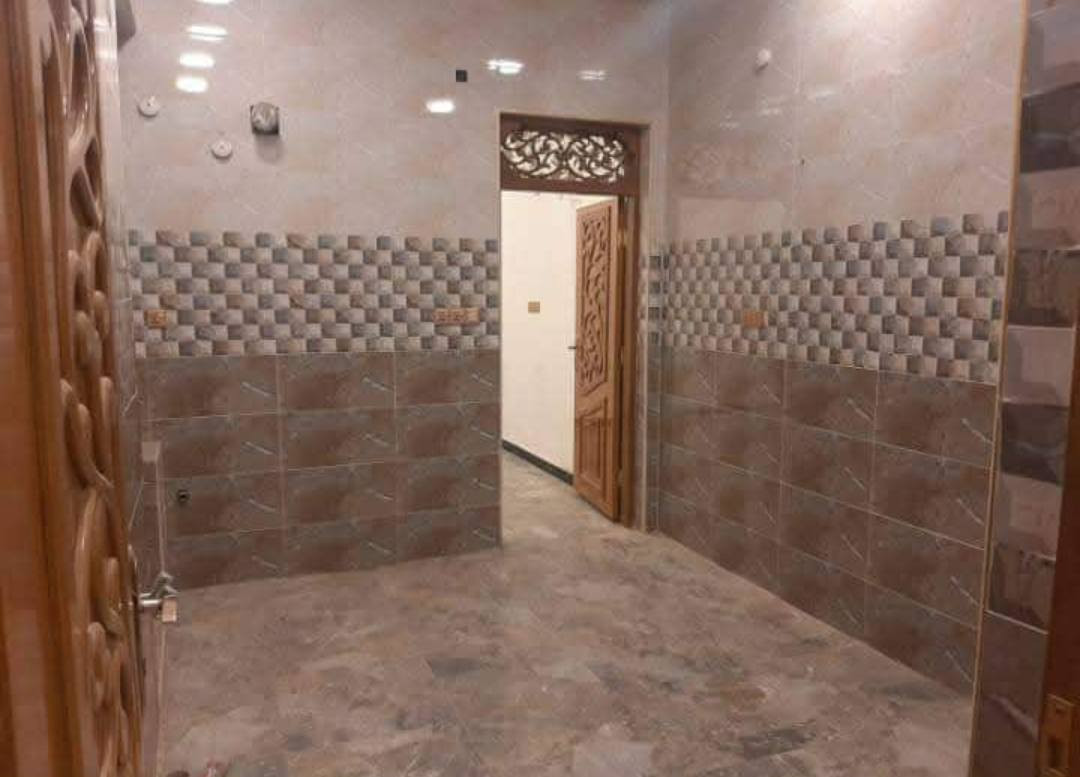 عقار للبيع يحتوي شقه100متر  +محل. الشقه تحتوي على استقبال وصاله ومطبخ وغرفه ومكشوفه والسطح عباره عن غرف اثنين كبار +المحل على طول ال 100متر ويحتوي غرفه وحمام للاستفسار ‏‪***********‬‏
