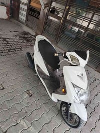 للبيع سكنس لد 2018  دراجة مكفولة مابيها اي نقص  ستاند كهربائي  نوزل  ا...