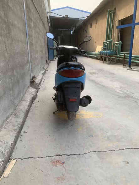 دراجه بريز.   نضيفه بشرط محرك كفاله سعر 650$ وبي مجال قليل مكان تاجي جسر المصابيح هـ ***********
