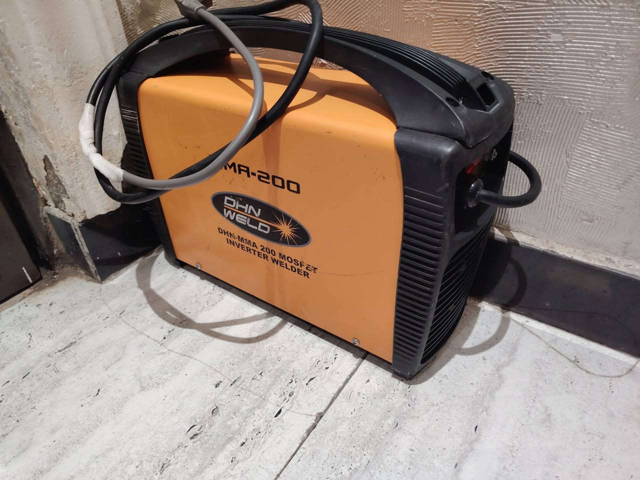 مكينة لحيم شركة الدهان 200 أمبير استخدام قليل ثلاث كارتات سنكل فيز للبيع السعر 150 الف العنوان بغداد الجديد وتسابب
***********
