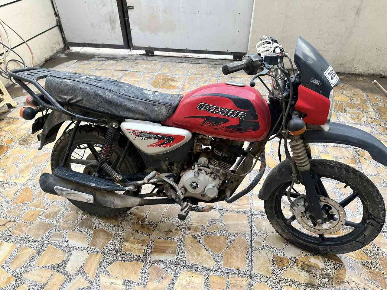 السلام عليكم دراجه بوكسر لبيع متروكه صار فتره كلشي بيه شغال أوراق كامله ***********
