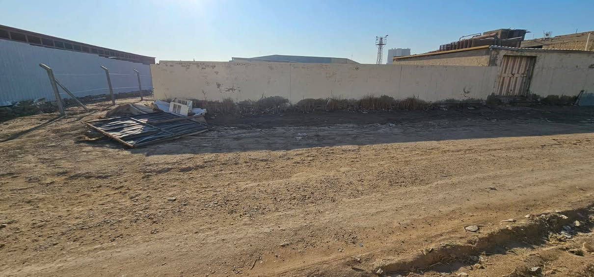 السلام عليكم 550 متر طابو صرف موقع تجاري واجه 21ونص نزال 26 قرب لمعارض خلف معمل ثلج الهداء تبعد عن الفلكه الجداريه ٢٠٠متر تبعد عن شارع لعام 40متر اكثر الاستفسار اتصل على الارقام التاليه ***********
