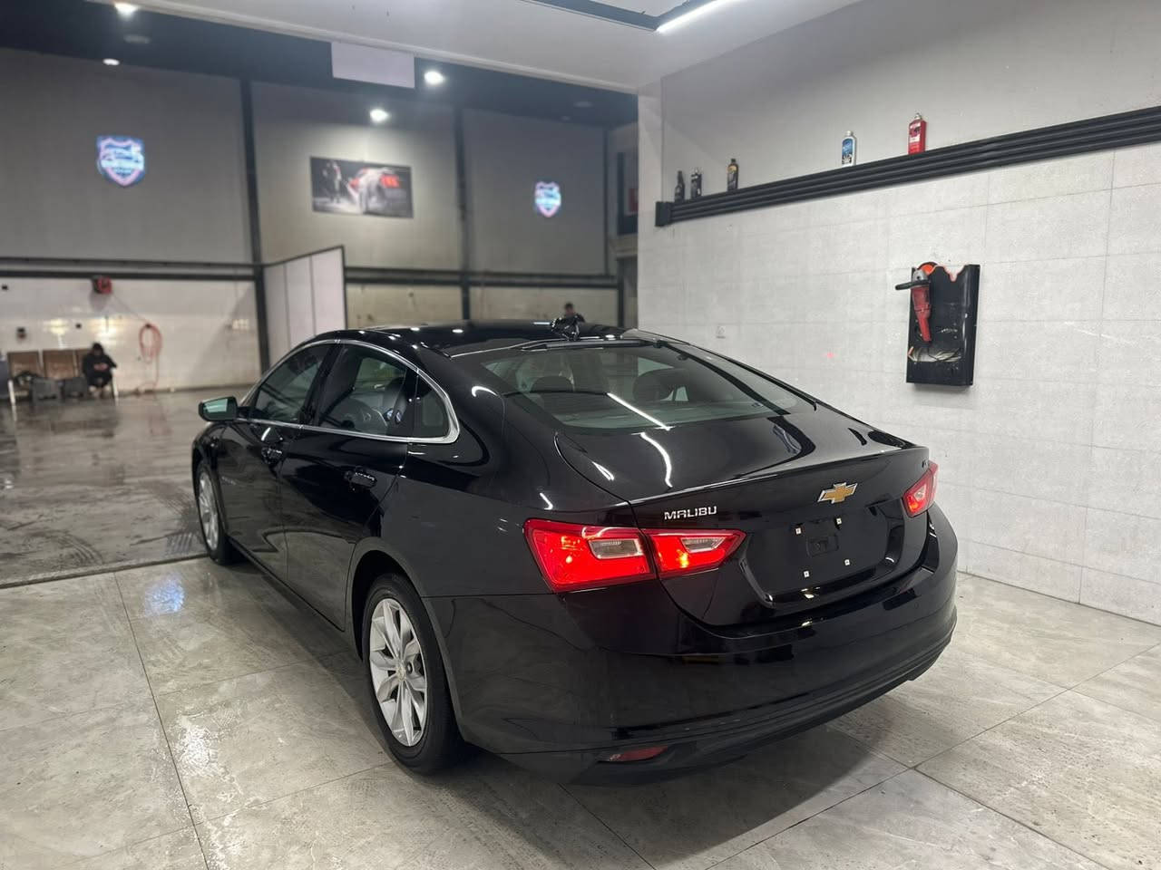 شيفرولية ماليبو LT موديل 2024
#الضرر  : شبر بالبونيد صبغ 
▪️المحرك : 1.5L توربو 
▪️حجم الويل : ويل كب حجم 18
▪️بصمات عدد 2 للأبواب مع بصمة جنطة وبصمة تشغيل وتشغيل عن بعد
▪️لايتات اصفر مع كشافات دعامية LED
▪️سايد بريك دگمة
▪️شاشة الدشبول حجم كبير ( ايباد )
▪️كامرة خلفية دوارة اصل مع الستيرن
▪️كشنات السيارة مخمل اسود 
▪️تدفئة لكشنات المقدمة
▪️تحكم فول كهرباء لكرسي السائق
▪️قطعتين تبريد امامي وخلفي
▪️ تشغيل عن بعد
▪️جنطة كهرباء
▪️سستم صوت 
▪️تحكم ستيرن جهتين بلوتوث وحاكية وكروس سرعة وتحكم صوت 
▪️نظام ABS مانع انزلاق
بدون رقم يترقم جميع محافظات كردستان 

السعر المطلوب : 125 ورقة مع المجال
 المكان اربيل 📍
الاتصال على : ***********
