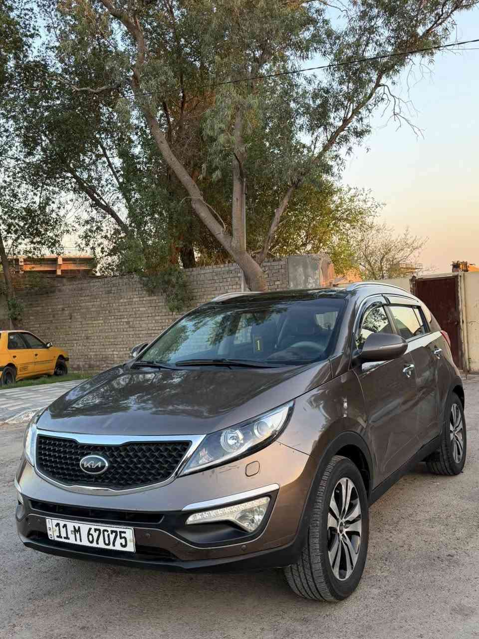 السلام عليكم سبورتج 2014 خليجي رقم بغداد انگليزي السعر ( 115$) مكانها بغداد زيونه *********** سياره نضيفه وجاهزه تبريد ثلج صدر امامي خلفي وتخم تاير جديد محرك وكير مكفولات محرك 2000 دوش مواصفات فول / بنوراما / كشنات جلد / تحكمات ستيرن / اشاير بلمري / شاشه جبيره وكامره خلفيه 
لدات اماميه / زراك لايت /  السياره خليجيه صار بيها بلعراق 
رش گلير اثر خدوش بدون حادث الشراي يتصل
