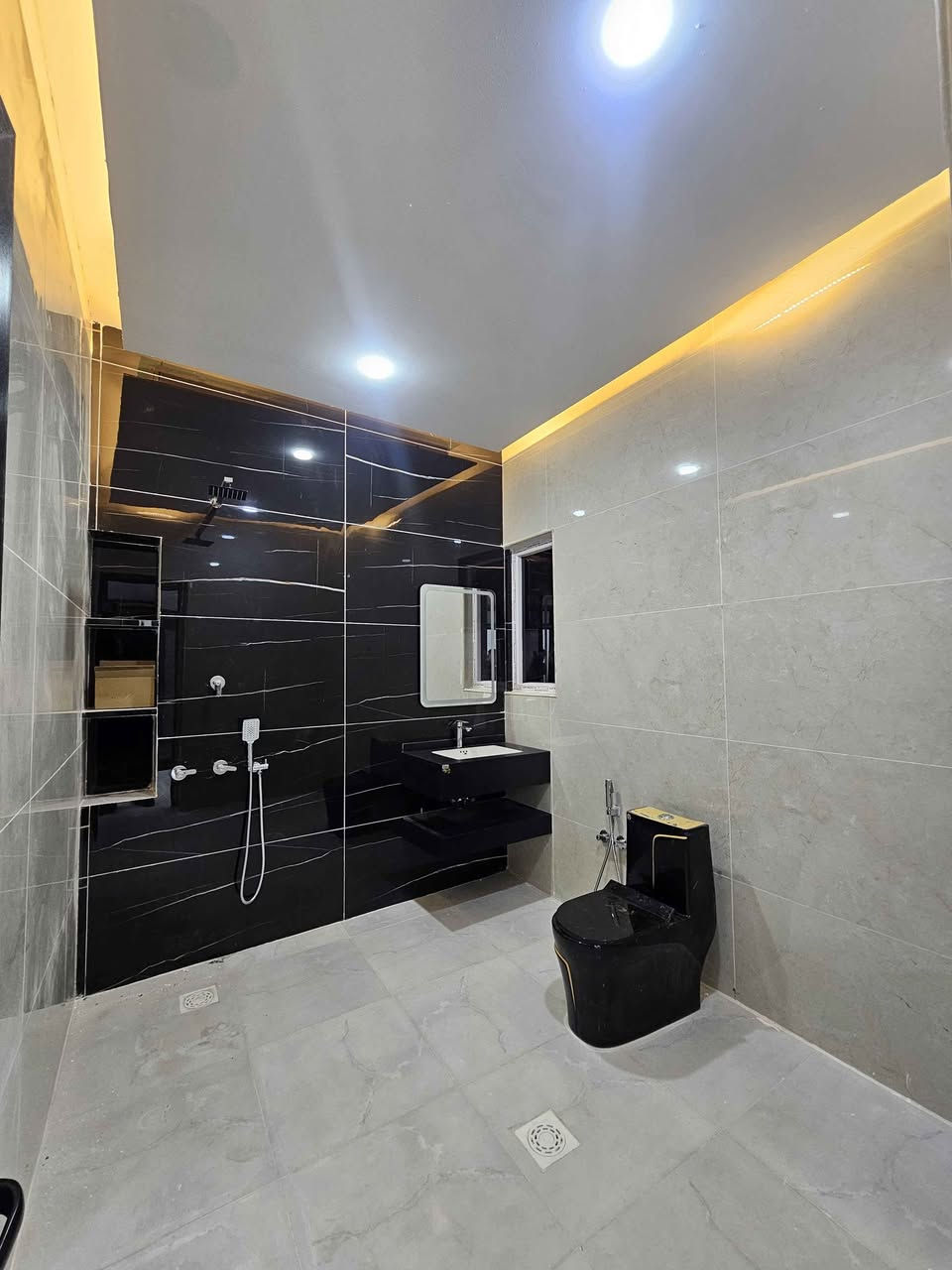 📢 إعلان دار حديث للبيع – فرصة مميزة في البصرة
🏡 دار حديث للبيع
📐 المساحة: 250 متر
📄 الطابو: صرف تحويل مباشر باسم المشتري
✨ المواصفات:
▪️ بناء حديث طابقين
▪️ 6 غرف نوم (3 سويت)
▪️ واجهة ملكي عمل درجة أولى
▪️ تصميم حديث وتشطيب فاخر
▪️ جميع الخدمات متوفرة (ماء، كهرباء، شوارع مبلطة)
📍 العنوان: البصرة / أبي الخصيب / شارع المحكمة
💰 السعر: 260 مليون وقابل للتفاوض
📞 للاستفسار والاتصال: *********** البصرة, العراق
