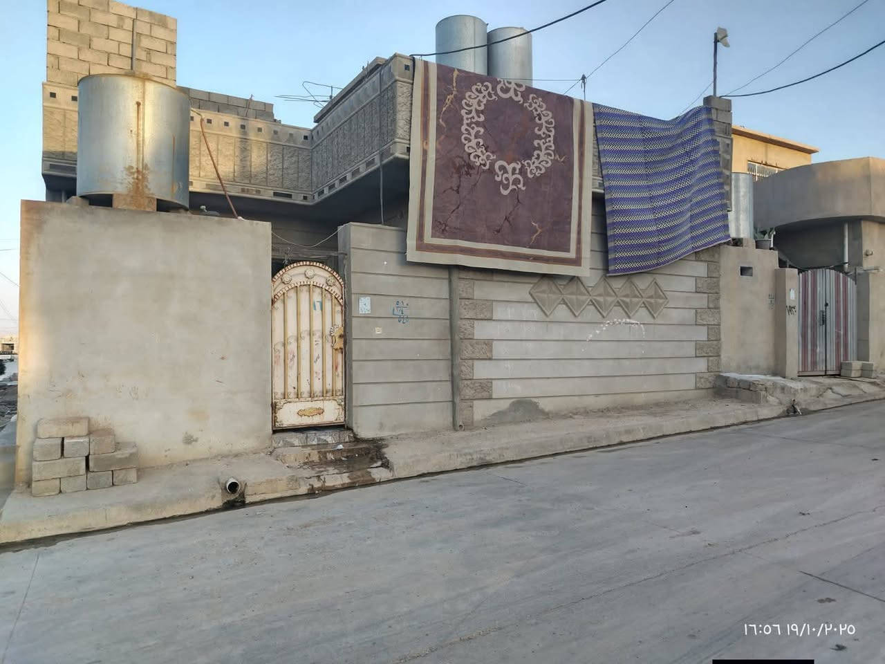 #عروض_مكتب_عـطـاء_الموصل
دار للبيع 

حي السماح  ال 24 شارع 15

المساحة 100 م واجهه 10 م ركن 

غرفتين نوم واستقبال ومطبخ ومشتملات  الطابق الثاني هيكل 

سند طابو الزهور 

خدمات// ماء //كهرباء //تبليط 

***********

***********

***********
