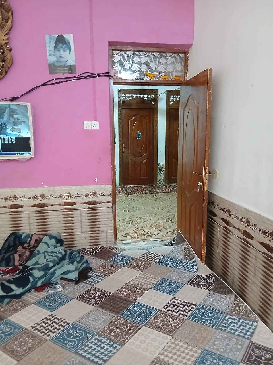 سلام عليكم بيت مساحه 200متر طابق لأول غرف عدد 2 صاله واستقبال وصحيات داخليه وخرجيه وحديقه طابق 2 سويت كامل لبيت طابوك كله عنوان البو جاسم ديوانيه سند 25لبيت بي معامله كامله تطويب رقم ***********/*********** لبيت قريب عل تبليط 100متر
