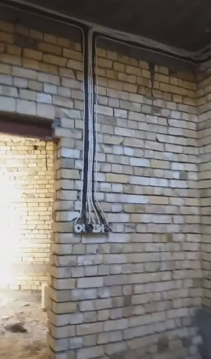 سلام عليكم الي يحتاج صيانه كهرباء أو تأسيس كهرباء او وتنضيف بيوت من الأنقاض  تواصل مع هذا الرقم ***********
