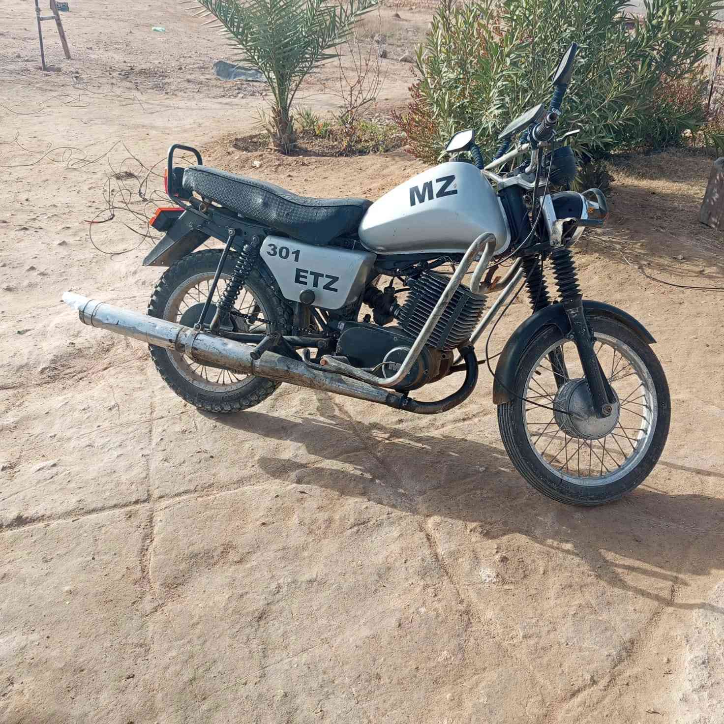 سلام عليكم موطور للبيع امزت رنب نضافه انضف من  االصوره بس الباتري تعبان طخم تاير  السعر 800 بيه مجال قليل *********** المكان القائم العبيدي
