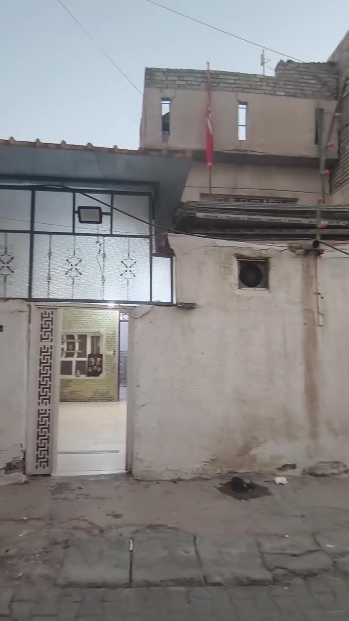 عروض حازم العمشاني للعقار للبيع نص قطعه اماميه مربع مسلح بناء نضيف
طابق ونص يتكون من ستقبال ومطبخ وصاله وغرفتين نوم وحمام وتواليت وبيتونه وصطح شتايكر سعر 115وبي مجال رقم *********** مكان مدينة الصدر قطاع 38 موقع على المدرسه 
مراجعت مكتب حازم العمشاني للعقار
